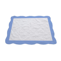 Couverture pour bébé brodée avec monogramme, motif en croix, courtepointe, bord festonné, courtepointe matelassée, couverture de bébé héritage, courtepointes pour enfants