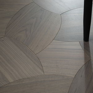 Parquet de Nogal Multicapa de 16 mm con Textura de Sierra, Uniformidad de Gran Área, Acabado Esmaltado Francés REACH, Grado AB, para Escuelas - Product Image 1
