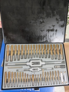 Jeu de tarauds et matrices en acier haute résistance SAE et métrique de 86 pièces pour la coupe de filets métalliques et l'armurerie Tarauds grossiers HSS - Product Image 6