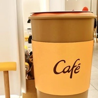 Statue de tasse à café flottante en résine, sculpture de tasse à café flottante à déversement, sculpture de tasse à café flottante à vendre