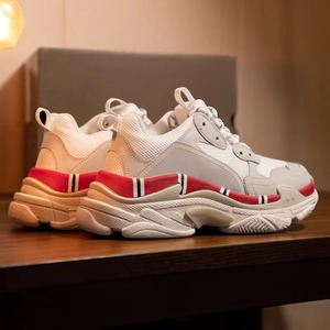 Baskets rétro Triple S pour hommes et femmes - Baskets légères à plateforme avec doublure en mesh et semelle transparente en noir - Product Image 3