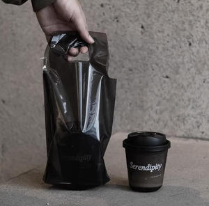 แก้วกาแฟเย็น PET แบบใช้แล้วทิ้ง รูปทรงตัวยู สีใส/สีดำ สำหรับเครื่องดื่มเย็น คาเฟ่ ซื้อกลับบ้าน พิมพ์โลโก้ตามสั่ง รุ่น 0349 - Product Image 4