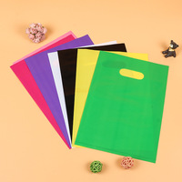 Sacs en plastique LDPE personnalisés imperméables en gros avec logo, recyclables, à poignée découpée, pour courses et promotion commerciale