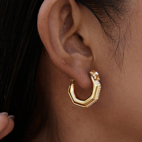 J&D Aros de Oro de 18K y Acero Inoxidable en Forma de U con Estrella y Circonitas Blancas, Joyería Femenina Minimalista, Hipoalergénica y Elegante