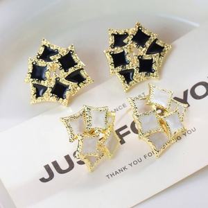 Boucles d'oreilles à clous en alliage à double couche tendance pour femmes, style rétro français, design de luxe haut de gamme avec aiguille en argent - Product Image 2