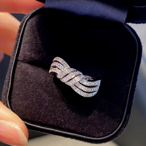 Bague torsadée tressée pour femme, bijou de doigt élégant et scintillant - Product Image 3