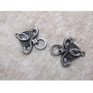 Crochets décoratifs en métal argenté antique pour corsage de dirndl, strass rouges, accessoires de robe écologiques - Product Image 1