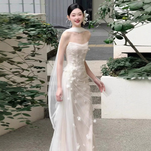 Abito da sposa senza spalline in tulle con fiori 3D e sciarpa velata per matrimonio all'improvviso - Product Image 1