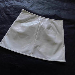 Jupe courte vintage en PU blanc pour femme, taille haute, détail fermeture éclair, ourlet fendu, moulante, coupe trapèze, anti-rides - Product Image 4