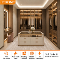 Meuble de luxe moderne, grande dressing room en U avec îlot central, armoire de rangement en bois, design de dressing intégré