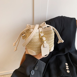 Borsa da spiaggia con Design leggero da <span class=keywords><strong>donna</strong></span> con secchio di paglia per giovani donne 2024 <span class=keywords><strong>moda</strong></span> da ragazza retrò piccola borsa quadrata - Product Image 6