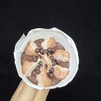 Cornets de crème glacée au chocolat, dessert glacé croustillant pour l'été, fournis directement par l'usine