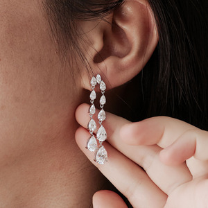 Boucles d'oreilles de créateur en or massif 14 carats avec pierre de moissanite DEF VVS, forme poire, style chandelier, boucles d'oreilles de luxe, cadeau pour femme, bijoux de soirée - Product Image 1