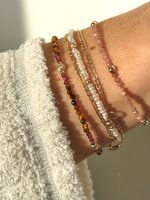 Bracelets populaires à faible MOQ en pierres naturelles superposées et perles d'eau douce, avec breloque en or 18 carats et perles facettées minuscules, ensemble de bracelets en pierres précieuses pour cadeau