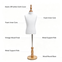 Mannequin enfant en mousse élastique blanc cassé, base ronde en bois vintage pour l'affichage de vêtements pour enfants en boutique