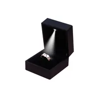 Cajas de joyería de cuero Pu LED de lujo de alta calidad, caja de anillo de boda, regalo romántico, color negro