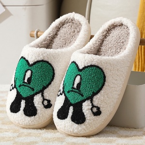 Pantoufles Cœur en Peluche Hiver Chaudes pour Femme et <span class=keywords><strong>Homme</strong></span> – Motif Dessin Animé Amusant – Vente en Gros - Product Image 2
