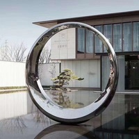 Superbes sculptures circulaires en eau Technique polie avec thème de mascotte
