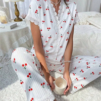 Ensemble en coton imprimé cerises pour femme Wildness avec broderie en dentelle soluble, haut à manches courtes et pantalon long, vêtements de détente