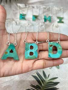 Collier en argent sterling fait main avec turquoise Kingman et lettres multiples, style unique - Product Image 2