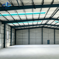 Entrepôt préfabriqué en structure métallique, atelier sur mesure pour le stockage industriel