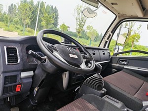 Camión Compactador de Basura Dongfeng de 9 CBM y 10 CBM, Camión Compactador de Basura Pequeño con Elevador de Contenedores - Product Image 3