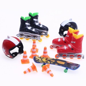Casa de muñecas miniatura plástico elfo <span class=keywords><strong>muñeca</strong></span> con patines Mini simulación Skate casco DIY juguete dedo monopatín barricada - Product Image 5