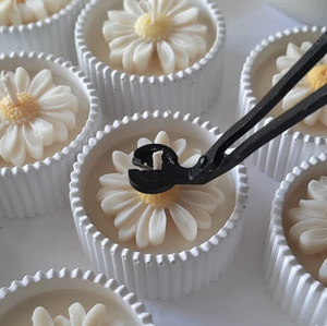 เทียนหอมรูปดอกเดซี่ขนาดเล็ก แบบกำหนดเองได้ ขายส่งจากโรงงาน บรรจุในถ้วยยิปซัม ของขวัญสุดสร้างสรรค์ - Product Image 1