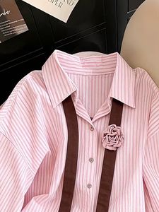 <span class=keywords><strong>Chemise</strong></span> boutonnée rayée rose pour <span class=keywords><strong>femme</strong></span> 2026 avec broche rose et détail ruban - Product Image 5