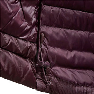 แจ็คเก็ตพัฟเฟอร์ผู้ชายสีพื้นสไตล์ลำลอง ปี 2025  โลโก้ด้านหน้า แฟชั่นใหม่ สตรีทแวร์ กันลม - Product Image 4