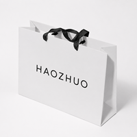 Sac cadeau en papier minimaliste avec logo imprimé personnalisé, poignée en ruban, sac de shopping en papier écologique pour l'emballage de cosmétiques et de produits de beauté
