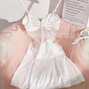 Pyjama short en soie glacée, style pur et sensuel, avec dentelle et découpes, populaire, fin et romantique - Product Image 2