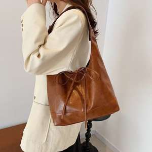 Bolso de hombro de cuero PU con asa superior y diseño de lazo para mujer - Product Image 1