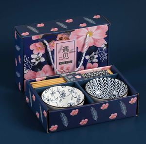 La <span class=keywords><strong>vajilla</strong></span> de cerámica japonesa azul <span class=keywords><strong>blanca</strong></span> de cuatro piezas incluye dos cuencos, dos pares de palillos, juegos de <span class=keywords><strong>vajilla</strong></span> de regalo rojo - Product Image 4