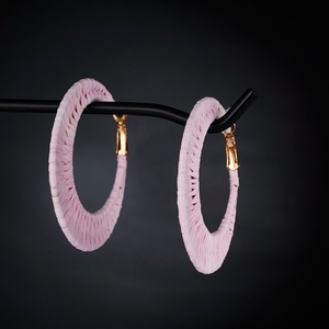 आकर्षण Oversized रंगीन ज्यामितीय सी आकार हस्तनिर्मित दुराचार रतन लट घेरा कान की बाली आभूषण - Product Image 6