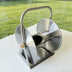 Soporte de Pared Portátil para Carrete de Acero Inoxidable con Acabado Pulido, Asa de Transporte y Conector de Latón con Marco Metálico - Product Image 1