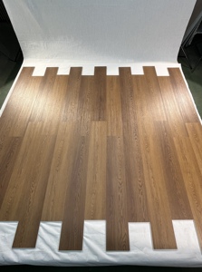 Suelo SPC Moderno con Acabado de Madera Oscura, Sistema de Clic, 8 mm, Resistente al Agua y a los Arañazos, de Alta Calidad para Uso Interior en Hogares y Comercios - Product Image 1