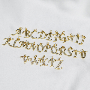 CZ9015, Dijes de Letras Iniciales del Alfabeto Cursivo con Incrustaciones de Circonitas Cúbicas, Chapados en Oro de 18k, Elegantes y Populares - Product Image 1