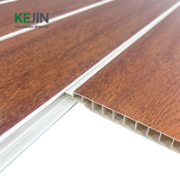Panneaux de plafond en PVC Kejin Red Wood Grain 30 cm, design grain de bois rouge, imperméables et insonorisés, pour la rénovation d'hôtels