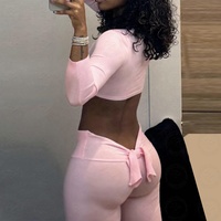 Ensemble deux pièces pour femme grande taille : haut court à manches longues et pantalon droit taille haute, idéal pour le fitness et les loisirs.