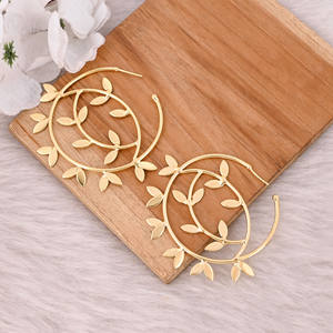 Boucles d'oreilles créoles feuille en laiton plaqué or de haute qualité faites à la main Lot de 25 paires élégantes en gros pour les femmes pour les mariages et les fêtes - Product Image 3