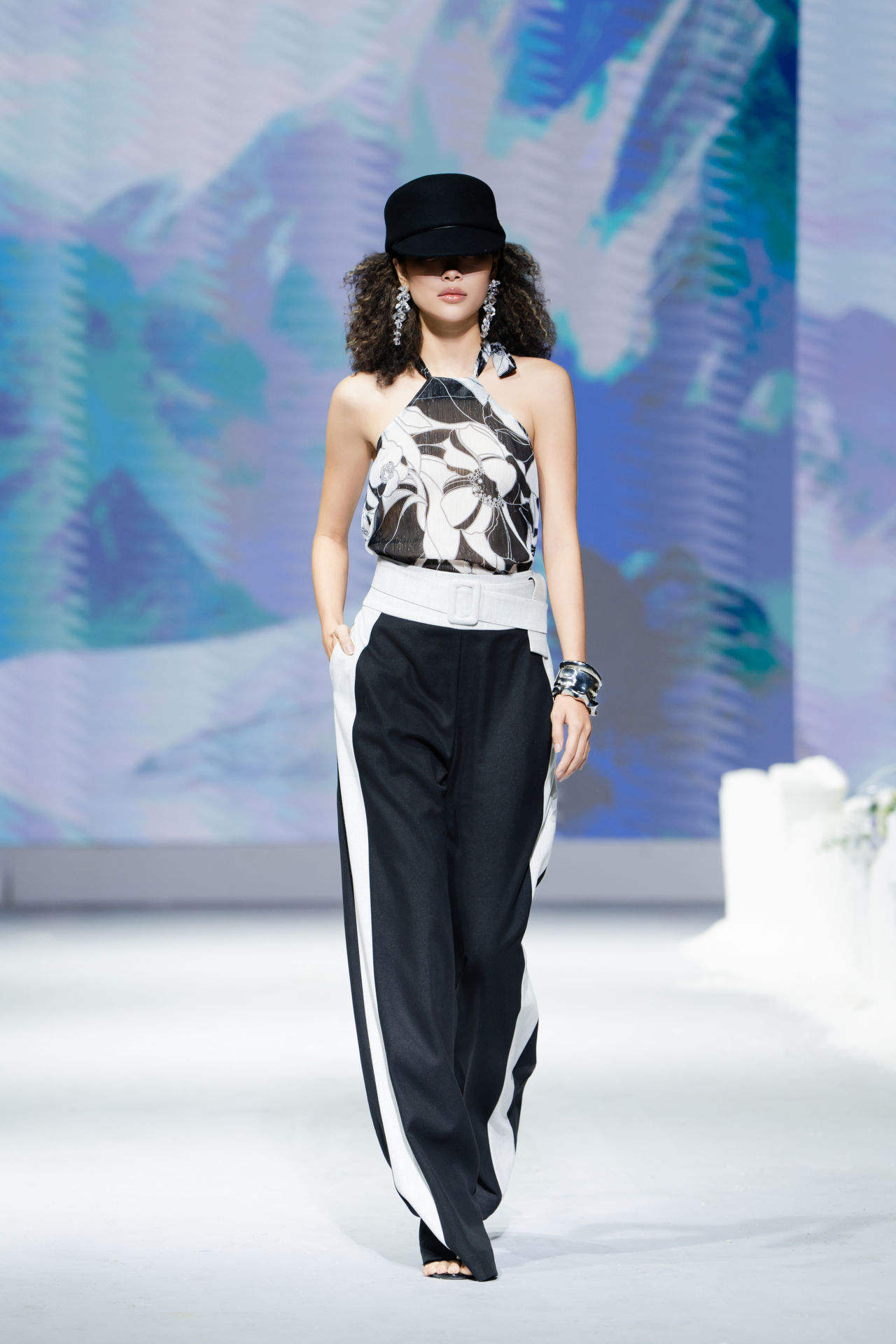 สีดำ/สีเทา