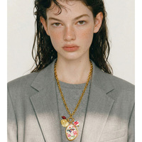 JINYOU 1794 Collection Printemps-Été 2026 Collier Pendentif Long en Acier Inoxydable avec Motif Floral en Résine