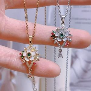 Collana Personalizzata con Ciondolo a Cuore e Rosa, Base in Ottone Placcato Oro 18k, Gioielli Floreali Romantici - Product Image 2