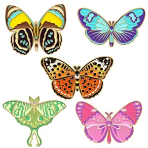 도매 가격 귀여운 나비 에나멜 핀 사용자 정의 다채로운 곤충 브로치 배지 자연 보석 선물 아이
