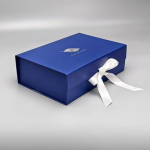Boîtes d'emballage personnalisées, logo de luxe, carton recyclé, boîte pliante noire pour vêtements, boîtes cadeaux magnétiques, laminage mat, éponge - Product Image 1