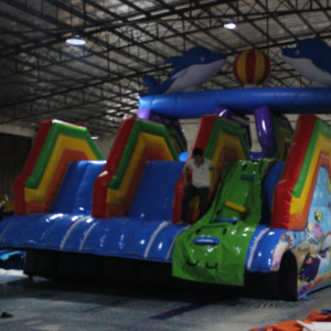 Gran piscina al aire libre con borde de arcoíris, el <span class=keywords><strong>castillo</strong></span> de tiburones, <span class=keywords><strong>tres</strong></span> vías fluviales, casa de rebote, tobogán de agua inflable - Product Image 1