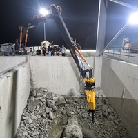 Bras robotisé télécommandé pour la concassage de roches aux points d'alimentation des mines, remplaçant la rupture manuelle des roches.