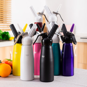 Distributeur de crème fouettée léger de 500 ml au design avancé pour une glaçage précis des gâteaux et la décoration de desserts - Product Image 2