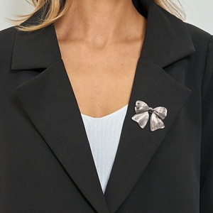 Broche tendance en acier inoxydable en forme de nœud papillon, bijou personnalisé, accessoire étanche pour vêtements et chapeaux - Product Image 3